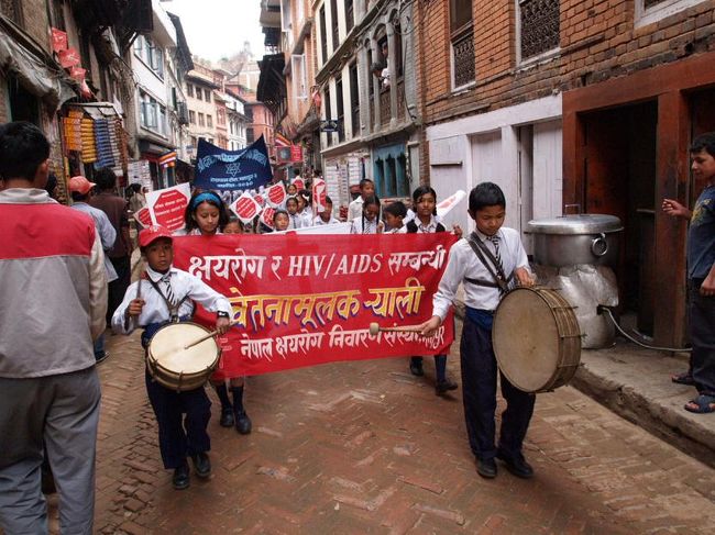 途中、子どものパレードに出会いました。