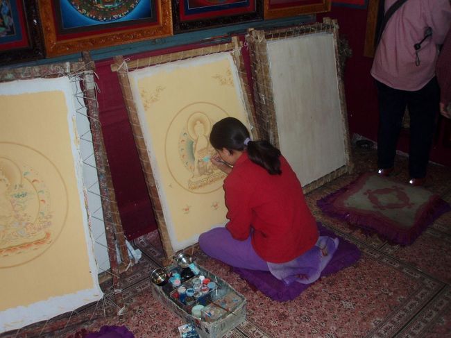 曼荼羅を描く画家。