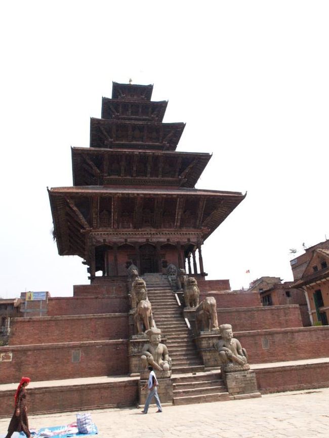 バイラヴナート寺院の左側にあるニャタポラ寺院。高さ３０ｍの五重塔を持ち、カトマンズ盆地の中では最も高い寺院です。