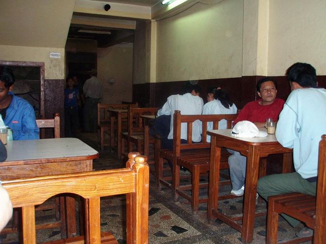 この喫茶店で一休み。ミルクティー一杯約５円。