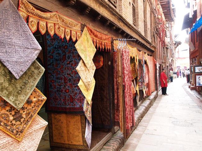 ダルバール広場へ向かう途中の土産物街。