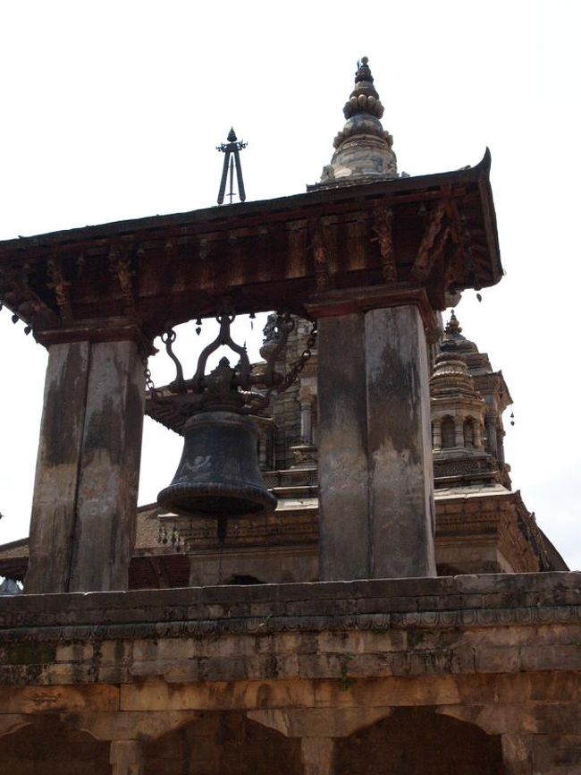 バトサラ・ダルガ寺院とタレジュの鐘。