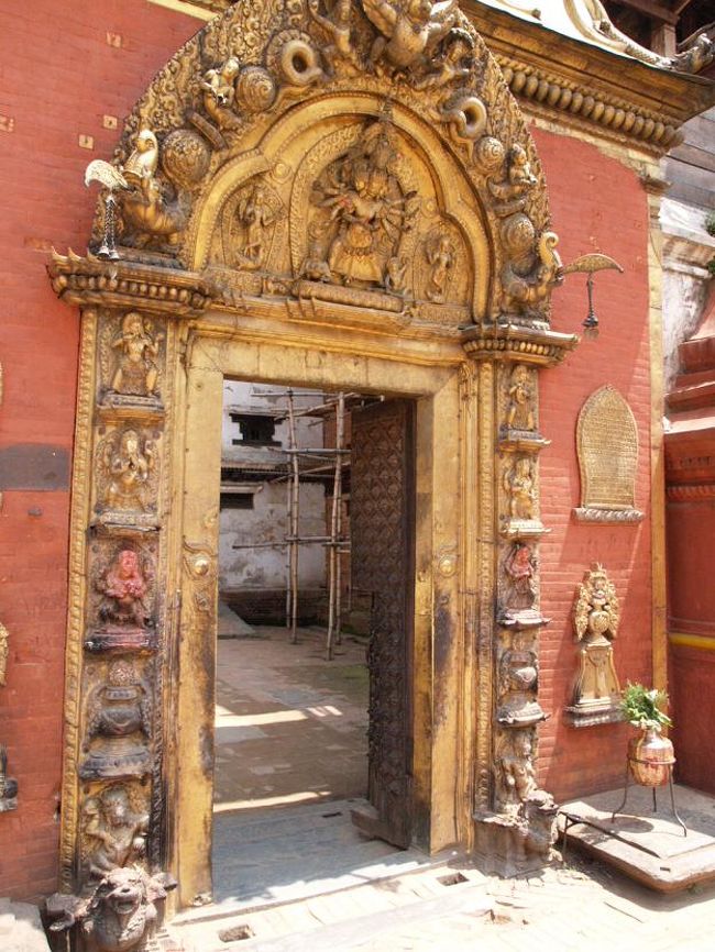 ゴールデン・ゲートから旧王宮の中に入ります。