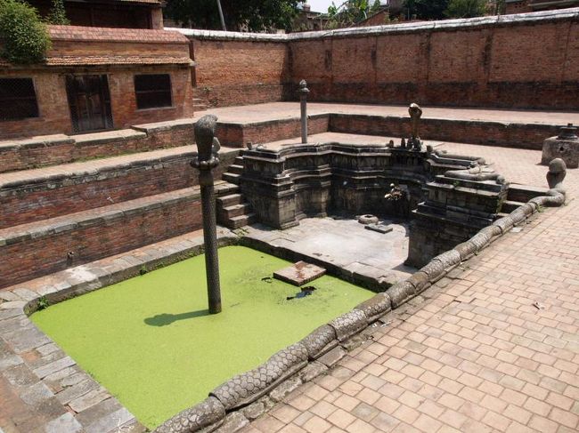 旧王宮内の沐浴場跡。コブラが…