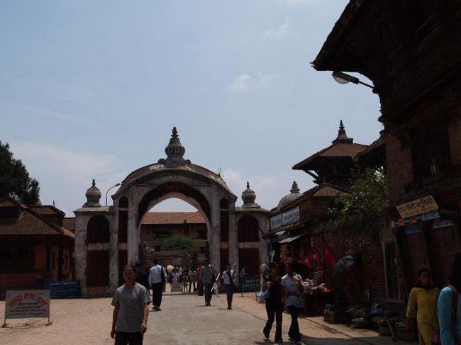 このライオン・ゲートから町の外に出ました。