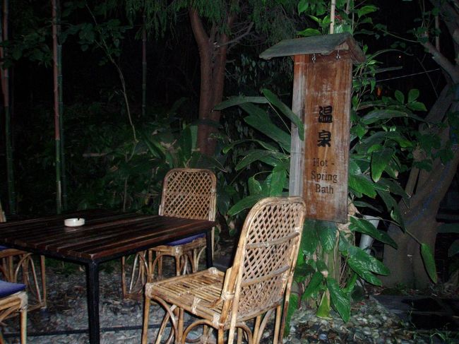 バクタプルから戻り、ホテルで一休み。ネパール最後の晩もホテル近くの日本料理屋さんで夕食です。調子を崩していた友人もちょっと復活。他のツアーの仲間もご一緒です。みなさん胃が疲れています。