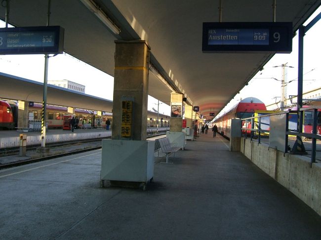 一夜明け、朝からメルクに向かいました。<br />本当はヴァッハウ渓谷でドナウクルーズを計画していたのですが、この時期はやってなかったのです。前日にそのことを知り、とりあえずドナウ川を観光しにメルクへ行ってみようということになりました。