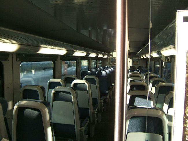 車内はこんな感じでガラ空きです。<br />まぁ早朝でしたから(笑)