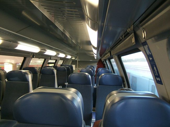 席に座ったり立ち歩いたりと発車するまで暇してました。