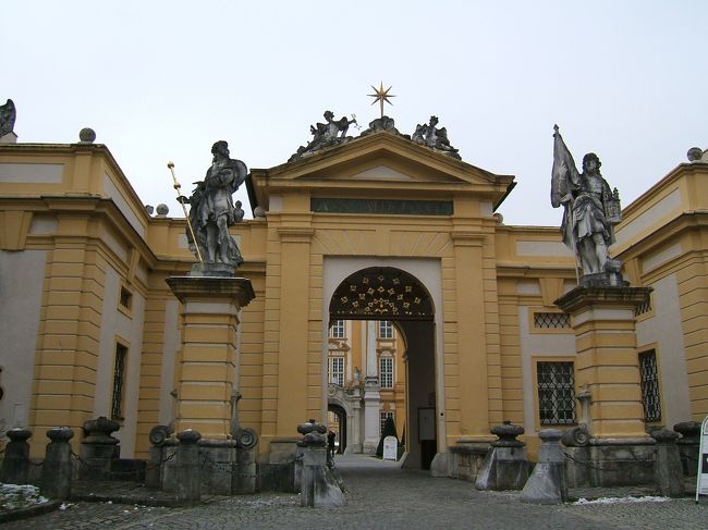 メルク修道院です。<br />中を観光したかったのに、ガイドがいないと中を観光することができないと言われました。<br />とりあえず、行けるとこだけ行ってみました。