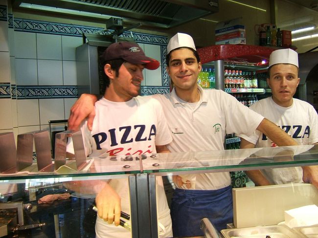 ケバブを撮ろうとしたら、店員さんがポーズを取ってくれました！！なんてノリの良い人達なんでしょ。