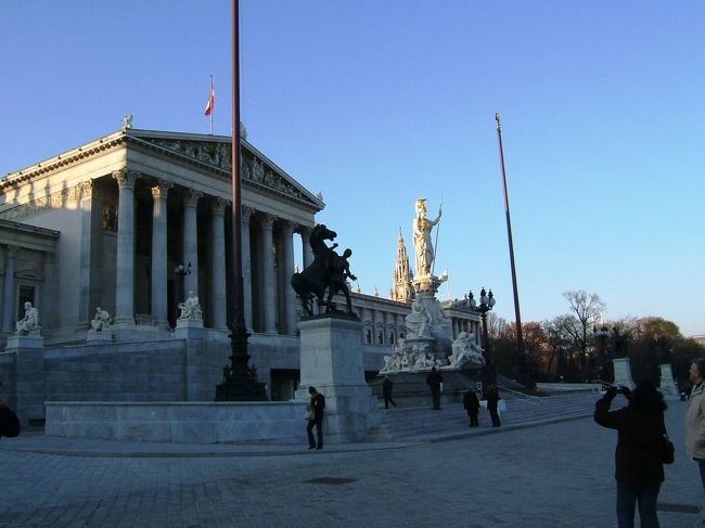 駅から街を散策しながら歩いていると、また国会議事堂を横切りました。<br />このあたりにトラムの停車駅があるので探してました。