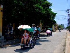 朝１番のマイクロバスに乗って、Hoi An旧市街へ。
天気が良すぎて、時々擦れ違うシクロで市内観光中の人々は日傘が手放せない様子。
ジリジリ肌を焼くという言葉がぴったりな強い日差しが降り注ぐ。