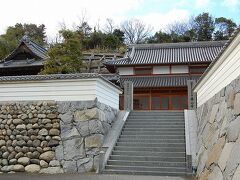 ★第56番　金輪山　泰山寺（たいさんじ）

弘法大師がこの地を巡錫していた弘仁6年（815年）、豪雨の為に蒼社川が氾濫していた。当時この川は毎年のように氾濫していて、地元の人は「人取り川」と呼び、「氾濫は悪霊の祟りによってに起こる」と恐れていた。そこで大師は村人たちを指導して、堤防を建設。
土砂加持の秘法を行い、その満願の日に延命地蔵が空中に出現。大師は示現した地蔵尊を刻んで本尊とし、この寺を建立した。
寺号の由来は延命地蔵菩薩十大願の第一「女人泰産」にちなむという。