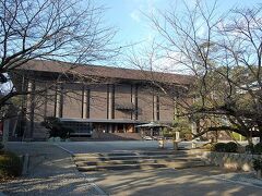 ★第61番　栴壇山　香園寺（こうおんじ）

これがお寺？と思うようなモダンな建物は、本堂・大師堂が入っている「大聖堂」で、昭和51年に建てられたもの。
現代的な建物に反して寺の歴史は古く、用明天皇の病気平癒を祈願して聖徳太子が創建したと伝えられている。
天平年間（729〜749年）には行基が、大同年間（806〜810年）には弘法大師が来錫した。