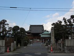 ★第62番　天養山　宝寿寺（ほうじゅじ）

聖武天皇は天平年間（729〜749年）に大己貴尊のご神託を受けて、諸国に一の宮を建立した。この寺は、伊予国一の宮のご法楽所として建立されたのが起源。
大同年間には弘法大師が来錫し、光明皇后を型どった十一面観世音菩薩像を刻んで本尊とした。
明治の廃仏毀釈で廃寺になったが、明治10年に再建され、大正10年に予讃線開通にともなって現在地に移された。