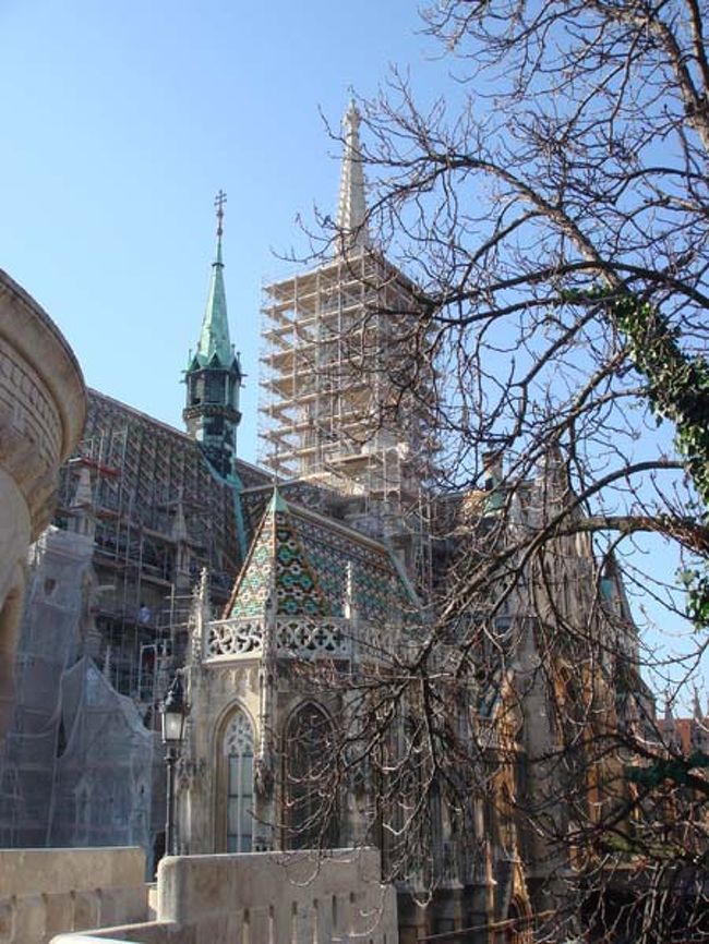 ドナウ川をはさむペスト側が一望できる「漁夫の砦」の前にある「マーチャーシュ教会」は、白いレースをまとった外観が美しいと言われていますが、私が訪れたときはあいにく外装工事中でした。