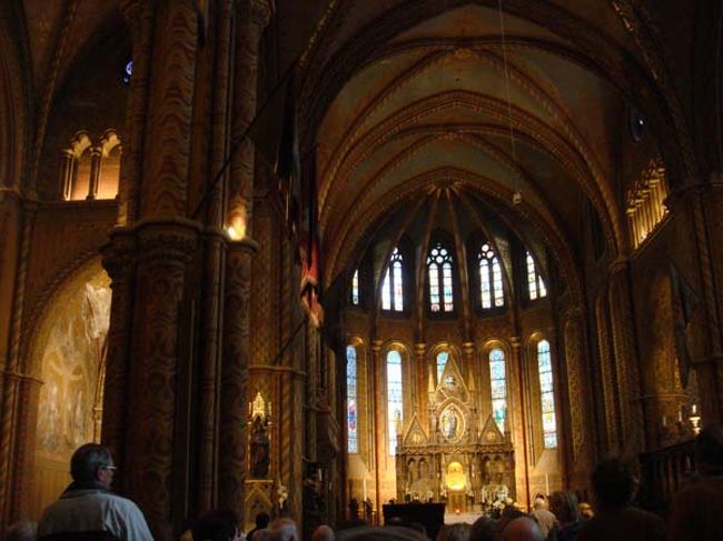 でも、一歩中に入ると、壁や柱から天井に至るまで細密に描かれた色彩豊かな模様がとてもきれいなのにびっくり！<br /><br />この教会は、ロマネスク様式で建てられたものが１４世紀にゴシック様式に改築、１６世紀にはトルコ軍襲来によって教会はイスラム寺院となってしまいました。その後、１８世紀にバロック様式のキリスト教会に修復されました。１８６７年には、オーストリア＝ハンガリー二重帝国の王に就いたフランツ・ヨゼフ一世とエリザベート皇妃の戴冠式が行われた教会でもあります。フランツ・ヨーゼフがゴシック様式に戻すように命じたときに取り入れられたハンガリー風装飾芸術装飾などが独特の雰囲気を醸し出しています。