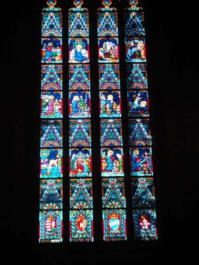 フレスコ画やステンドグラスには後世のものもあるようです。