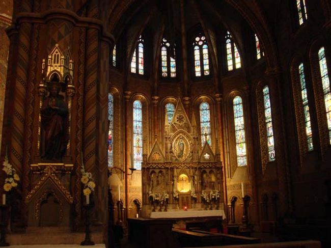 黄金に輝く主祭壇はハンガリーでもっとも美しいものと言われているのを納得するまばゆさです。<br />キリスト教とイスラム、そしてハンガリーの芸術がミックスしたとても魅力的な聖堂でした。<br />