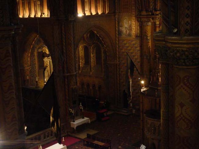 ←上層からみた聖堂内。<br />教会の聖堂内にハンガリーの国旗が掲げられていることからもこの教会の格式の高さがうかがえます。