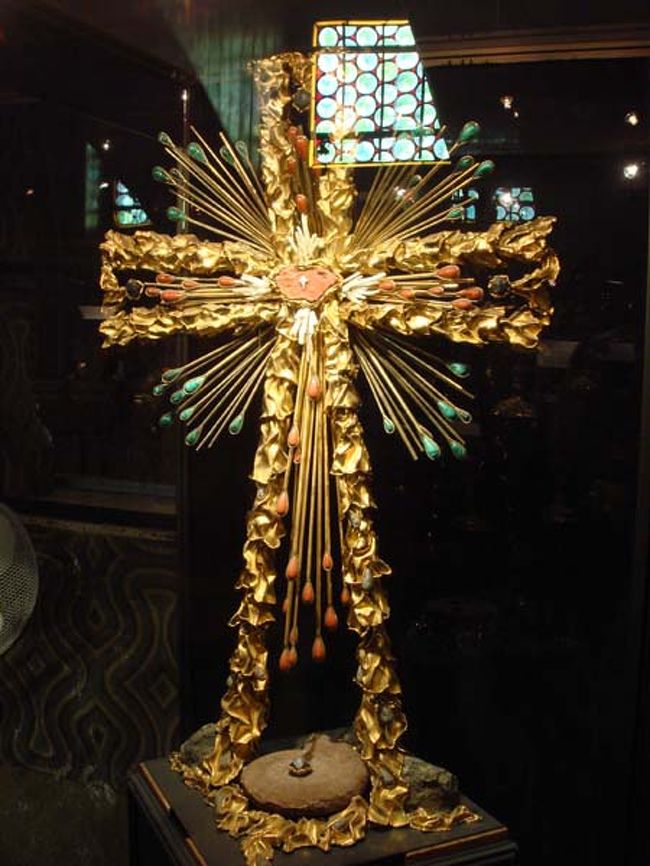 聖堂の上にある聖遺物室には歴代司教や国王の遺品、教会装飾品の数々が保管され、レプリカですがハンガリー王冠と笏杖、宝珠などの展示もあります。