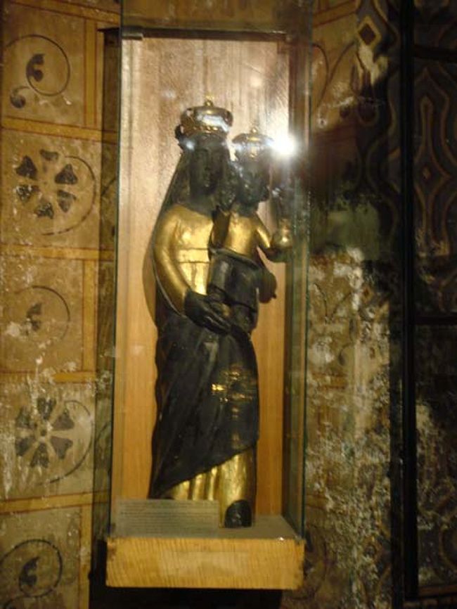 ←黒マリアの聖母子像