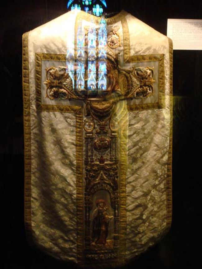 戴冠式の時に着用したという衣装などもありました。