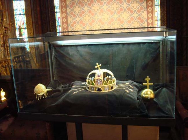 ←ハンガリー王冠と笏杖の複製