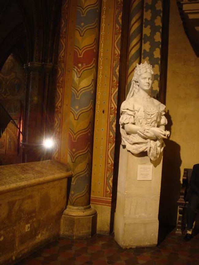 ←悲劇の皇妃・エリザベートの像もありましたが、ブダペストの街には、愛称のシシイにちなんだお店や、行きつけだったというカフェが今も営業しています。