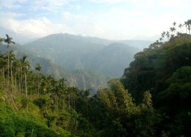 山の斜面に沿ってグングン登ります。