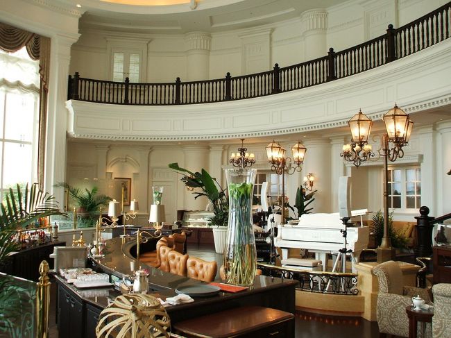 ラウンジ・ドルチェ。ラウンジ中央にピアノが置かれ、ピアノを背にしてバーカウンターがある。さらに、その周りに通常のラウンジ席が配置されている。