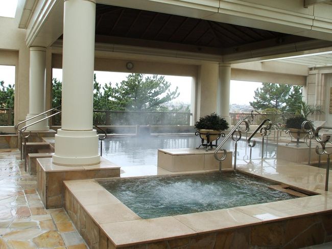 スパ露天風呂。冬の寒い日はお風呂が一番。半身浴、全身浴、低温サウナ等を繰り返す。