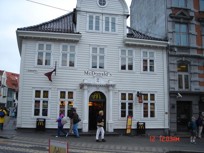ベルゲンのマクドナルド。町並みにとけ込んでなかなかおしゃれです。