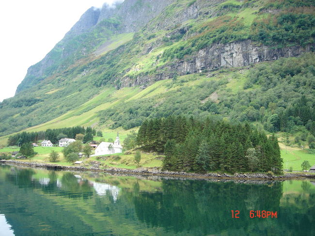世界一長く、深いソグネフィヨルド！大地を裂くように内陸にのび、波もほとんどたたない水面をゆっくり進む。両岸に見える行く筋もの滝、白や赤の可愛い家、、、心洗われるようでした。