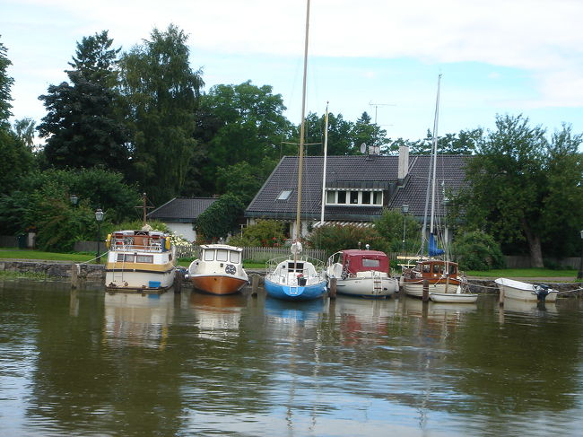 ストックホルムから南へ30km、海に面したトローサの町。小雨が降り、それが緑をより美しく輝かせていました。