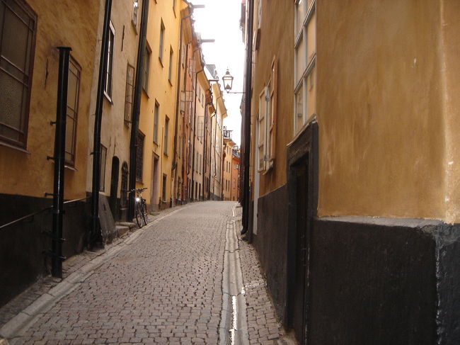 ちょっと路地を入るとそこは又、個性的な住まいがあり、夢の迷路に迷いこんだよう！あてもなくただ歩いているだけでワクワクしてくるのでした。