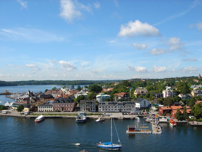 ストックホルム郊外北東にあるVaxholm（ヴァックスホルム）の町。船で１時間半ほどで来ることも出来る。