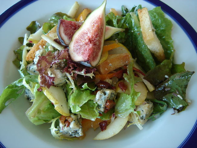 ヴァックスホルムホテル２階のレストランは湖に面しちょっとレトロで高級な感じ。シーザーサラダも盛りつけがご覧のようにセンスがあっておいしかった。