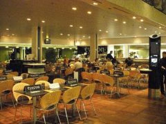 サイレント空港です<br />落ち着いている雰囲気でとてもきれい<br /><br />ナンナ・ディッツェルのトリニダードチェア