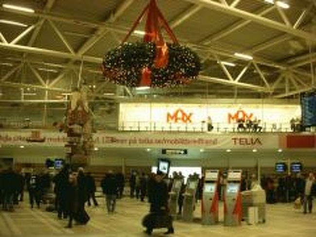 ストックホルム着<br /><br />ここでアクシデント<br />初のロストバゲージ！<br />荷物が出てこないーっ<br />SASはよくあるって聞いていたけど(苦笑)<br />乗り継ぎ変更になったからかなぁ<br />手続きしておいたのに…。<br /><br />SASのカウンターへ行き<br />滞在先のホテルと日本の住所などを連絡<br />maybe tomorrow…。と言われた<br />たぶん(笑)明日キルナのホテルへ届けてくれる<br />とのことです。<br />洋服がないからたぶんじゃ困る(笑)<br />BAGGAGE REPORTとお泊りセットをもらい<br />キルナ便へ乗り継ぎ