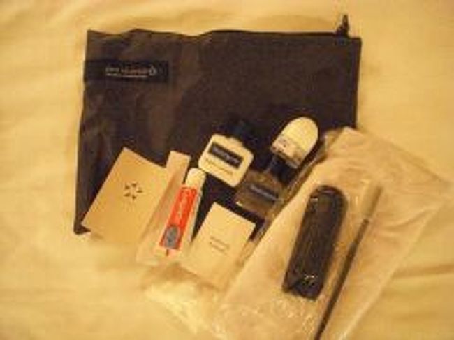 これがストックホルム空港でもらった<br />お泊りセット<br />シャツが大きすぎて着られない(笑)<br />化粧品も強そうだし…。<br />使ったのは歯ブラシのみ(これも大きいけどね)