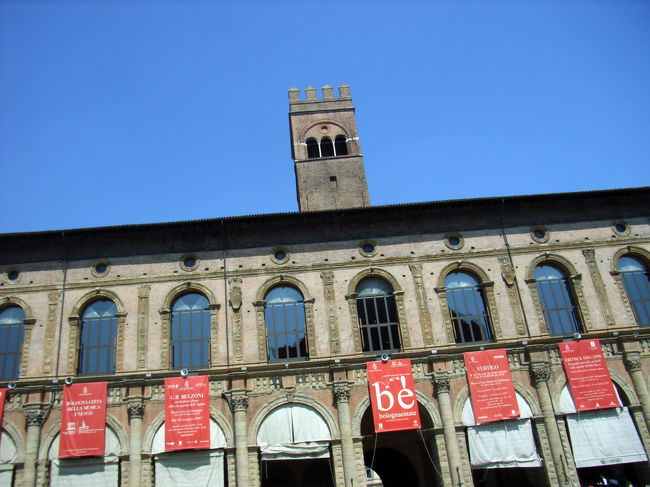 フィレンツェのサンタ・マリア・ノヴェッラ駅へ行き「ピサとボローニャどっちへ行こう？」と迷ったところ、同行者の「スパゲディ・ボロネーゼが食べてみたい」のひとことでボローニャへ。このマッジョーレ広場のポデスタ宮殿の通路のようなところのお店でグリーンの平打ち麺の「ボロネーゼ」を食べました。