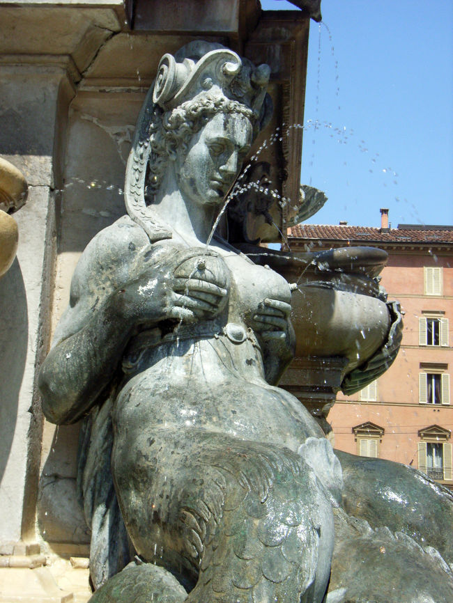 ネプチューンの噴水の４人のセイレーン（海の精）　このデザインはどうなんでしょう？インパクト大ですが。