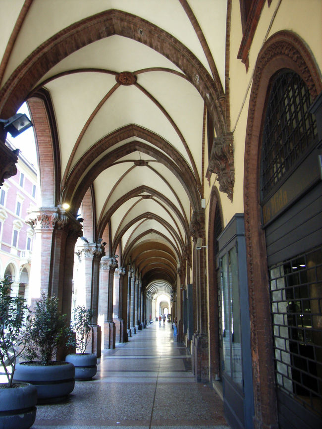 ボローニャの中心街にはこの「ポルティコ」というアーケードが続いています。