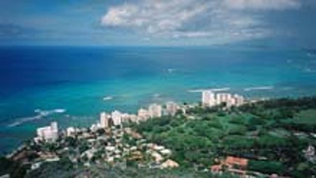 ◇『2006年のGWにﾊﾜｲに行く！！』◇<br /><br />自分の中で決めてたのは2005年の年末くらいでした。<br />でも12〜１月は、自分も旦那も仕事が忙しすぎて、<br />ゆっくり話す機会も無く、結局、話を切り出せたのが2月上旬でした。<br /><br />「高いし、期間短いし、今更予約取れるの？GWなんて100万円近くかかるよ」<br />『高いのはわかってるけど、どうしても行きたいの。お願い！！！』<br />「とりあえず、予約が取れてから考えよう」<br /><br />この返答は「OK」だと、勝手に解釈し、<br />旅行の手配を開始することにしました。<br />半分泣き落としでした（笑）