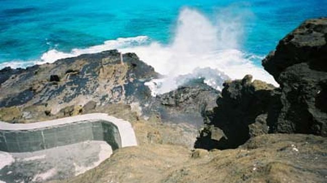 ◇GWのﾊﾜｲ旅行は予約が取れない。。。◇<br /><br />GWのﾊﾜｲ旅行を甘く見すぎていていました。<br />販売開始のｽﾀｰﾄﾀﾞｯｼｭに乗らないと、予約が取れません。<br /><br />海外挙式の時もJTBに依頼したので、今回もJTBにお願いしました。<br />ﾈｯﾄで調べても席がﾋｯﾄしませんでした。<br />ﾎﾃﾙというよりｴｱが取れなかったんです。<br />それはJTBだけでなくｴｱ会社のHPですらｷｬﾝｾﾙ待ちでした。<br /><br />ﾈｯﾄじゃ埒が明かないので、会社帰りに近くのJTBに行ったら、<br />運命の神様はあたしに微笑んでくれました。<br />たまたまｷｬﾝｾﾙが出て予約が取れました。<br />但し決まったﾊﾟｯｹｰｼﾞﾂｱｰの中から選ぶのが条件。<br />ﾊﾚｸﾗﾆは満室。残念。<br />結局、ﾊｲｱｯﾄﾘｰｼﾞｪﾝｼｰのﾘｰｼﾞｪﾝｼｰｸﾗﾌﾞﾌﾛｱを予約して帰りました。<br /><br />その時は、ｴｱさえ取れれば、ﾎﾃﾙくらい後で変えられるだろうと、<br />高をくくってたのですが、JTBのそのﾂｱｰでは、<br />「ﾎﾃﾙを変える」＝「一度その旅行をｷｬﾝｾﾙして、再予約をする」<br />という事らしく、結局変更する事ができませんでした。<br />本当に5連休のGWは侮れません。