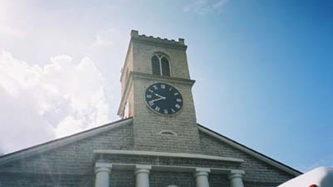 ◇今回の旅のﾒｲﾝｲﾍﾞﾝﾄ◇<br /><br />3年前は、初めてのﾊﾜｲという事と、結婚式兼新婚旅行ということもあり、<br />結婚式前後は準備や家族への感謝のおもてなしでばたばたし、<br />その後はﾜｲｷｷ付近やﾎﾃﾙでのんびり過ごしていました。<br /><br />今回どうしてもﾊﾜｲに来たかったのは、<br />「ﾉｰｽｼｮｱに行ってみたい」<br />という事よりも、<br />「ｶﾜｲｱﾊｵ教会（挙式した教会）をもう一度ゆっくり見たい」<br />でした。<br />式の時はあまりにも慌ただしくて、下見出来ずに挙式し、<br />挙式後も車窓から見ましたが、下車してゆっくり見ることはありませんでした。<br /><br />「初心を思い起こす」というか、夫婦になる事を願った教会だから、<br />3年目、10年目、20年目・・・・（毎年でも良いけど、難しそうなので（笑））<br />旦那と一緒に行きたいと思ってました。<br />これが今回の旅行を泣き落としできた最大の理由だと自負してます（笑）<br /><br />今後危機的状況に陥っても、<br />『この場所に帰ってくれば、なんとかなるんじゃないかしら？』<br />なんて密かに思ってたりもします。