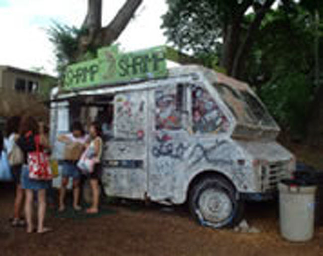 ◇ﾉｰｽｼｮｱへはﾔﾏﾈｺﾄﾗﾍﾞﾙでGO!!◇<br /><br />初ﾉｰｽｼｮｱは、ﾔﾏﾈｺﾄﾗﾍﾞﾙの「ﾉｰｽｼｮｱまるごとﾂｱｰ」プランで行ってきました。<br />ﾚﾝﾗｶｰも考えたのですが、日本国内ならともかく、<br />ﾊﾜｲで運転を変わってあげられる程の度量があたしにはないので、<br />おとなしくﾂｱｰを頼みました。<br /><br />「ﾉｰｽｼｮｱまるごとﾂｱｰ」は、かなり良かったです。<br />ｶﾞｲﾄﾞのお兄さんは日本人で、お話上手でした。<br />ﾂｱｰ内容は、<br />「ﾉｰｽに行ってﾋﾞｰﾁを紹介するから、その中で好きな所で遊んでください。<br />その後、ﾊﾚｲﾜﾀｳﾝ散策して終わったら帰りましょう。」<br />そういう内容でした。<br /><br />ｶﾞｰﾘｯｸｼｭﾘﾝﾌﾟはﾃｲｸｱｳﾄしてﾋﾞｰﾁまで持ってきてくれました。<br />結構、ｶﾞｰﾘｯｸｼｭﾘﾝﾌﾟは美味しかった。