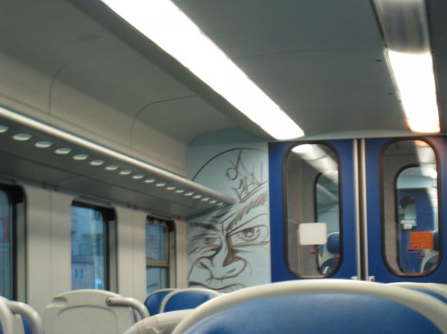 朝8:30くらいに、電車に乗りました。<br />S.M.N駅から約1時間。<br /><br />海外の電車は落書きが多いですね。<br /><br />OK　MAN　です。